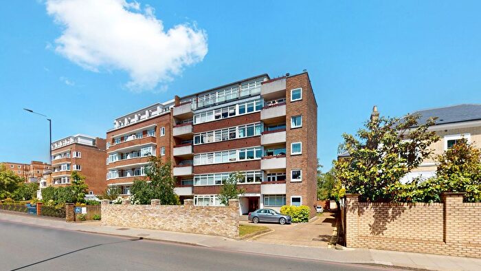 3 Bedroom Flat To Rent In Richmond Court, Upper Richmond Road, London, SW15