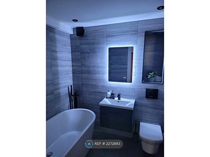 2 Bedroom Flat To Rent In Watermans Quay, London, SW6