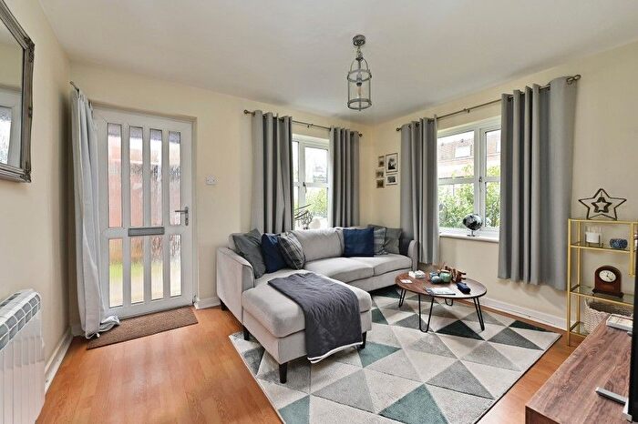 1 Bedroom Flat To Rent In Englefield Green, Egham, Surrey, TW20