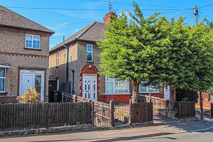 3 Bedroom Semi-Detached House For Sale In Wellingborough Road, Irthlingborough, NN9