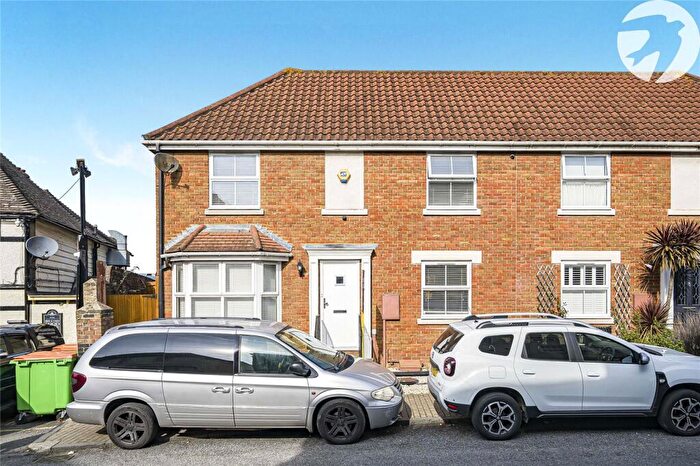 3 Bedroom Semi Detached House For Sale In High Street, Greenhithe, Kent, DA9