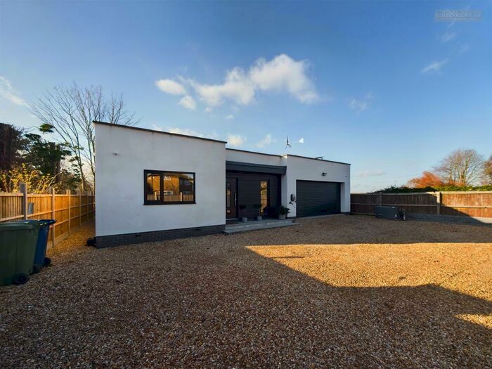 4 Bedroom Detached Bungalow For Sale In Milk And Water Drove, Pondersbridge, PE26