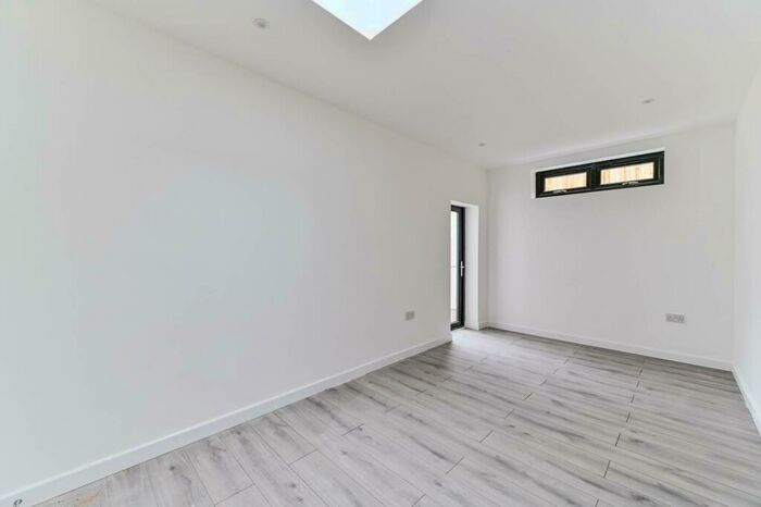 3 Bedroom Flat To Rent In Station Approach, Sutton, Tadworth, KT20