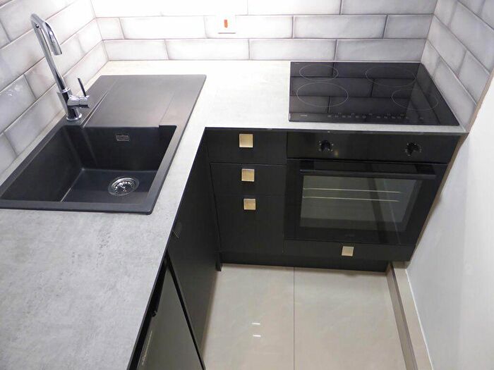 Studio To Rent In York Avenue -, P10