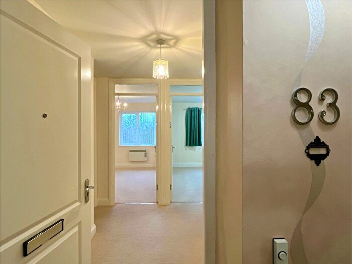 2 Bedroom Flat For Sale In Clyne Common, Swansea, SA3