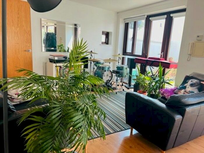 2 Bedroom Flat To Rent In Eden Way, Bow, E3