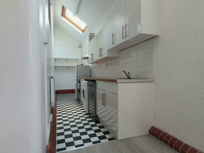 1 Bedroom Apartment To Rent In Wood Lane, Iver, Bucks, SL0