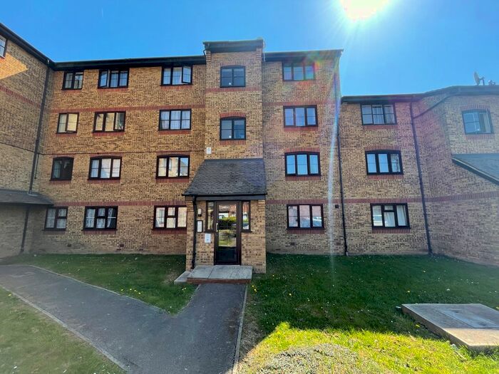 1 Bedroom Flat To Rent In Crest Avenue, Grays, RM17