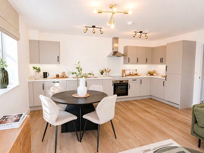 2 Bedroom Flat For Sale In Kingsmead Avenue, Chichester, PO19