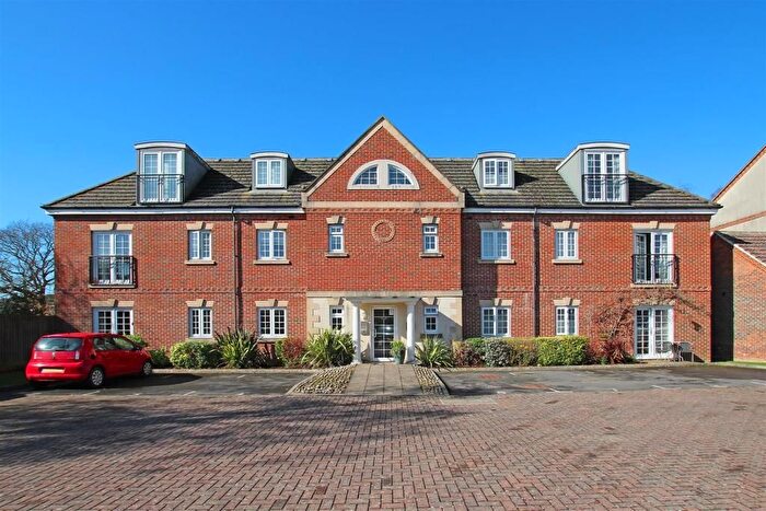 2 Bedroom Flat For Sale In Wolfe Close, Chichester, PO19