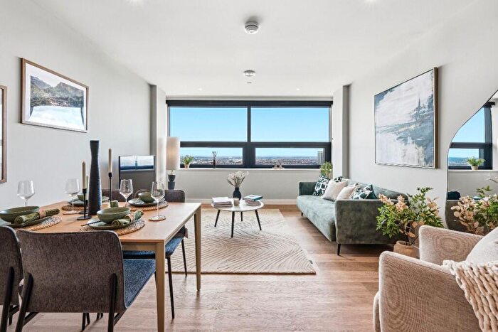 2 Bedroom Apartment To Rent In The Octagon - Great Charles Street Queensway, Birmingham, B3