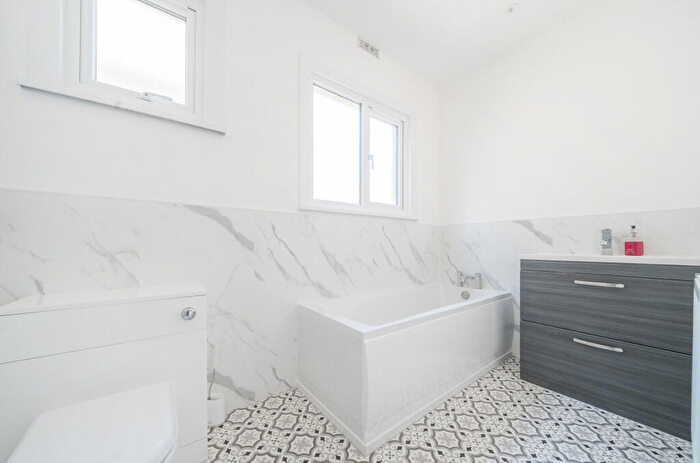 3 Bedroom Bungalow For Sale In Ennismore Gardens, Southend-on-Sea, Essex, SS2
