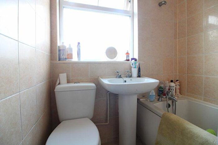3 Bedroom Terraced House For Sale In Westmorland Avenue, Luton, LU3