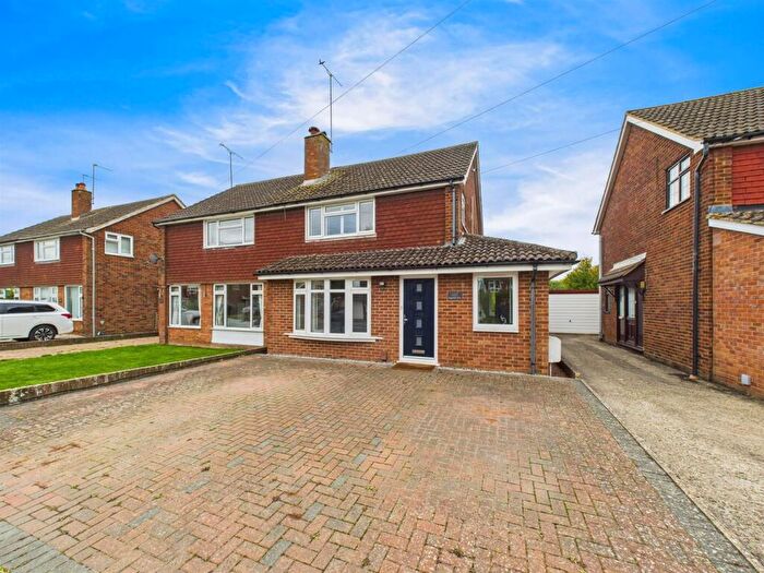 3 Bedroom Semi-Detached House For Sale In Ingram Avenue, Bedgrove, Aylesbury, HP21