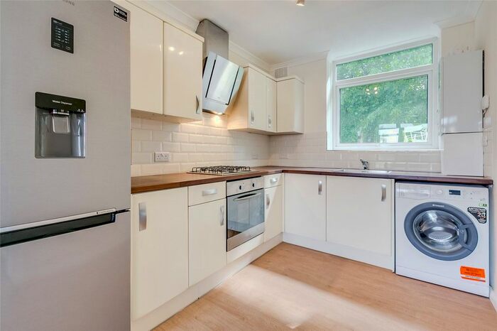 2 Bedroom Flat To Rent In Crescent Court, Park Hill, London, SW4