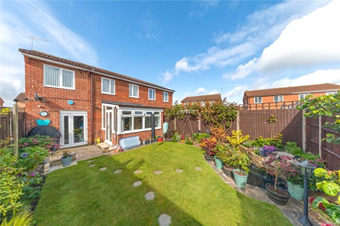 4 Bedroom Semi Detached House For Sale In Linbridge Way, Luton, Bedfordshire, LU2