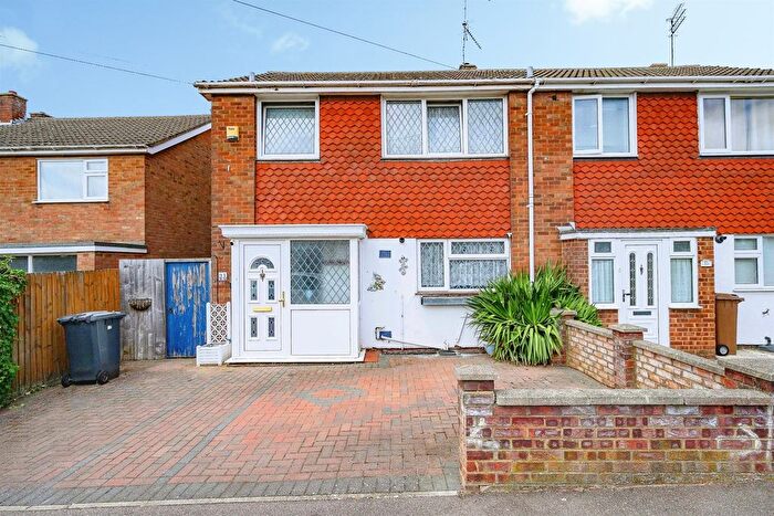3 Bedroom Semi Detached House For Sale In Gooseberry Hill, Luton, LU3
