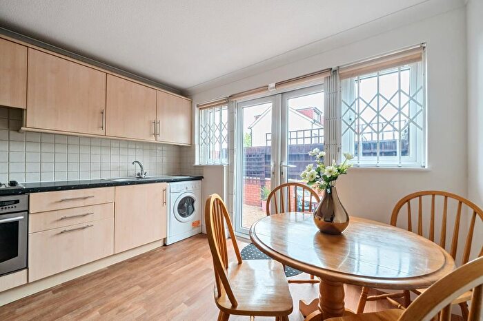 2 Bedroom Flat For Sale In Slough, Berkshire, SL1