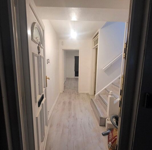 3 Bedroom Terraced House To Rent In Valley Side, London, E4