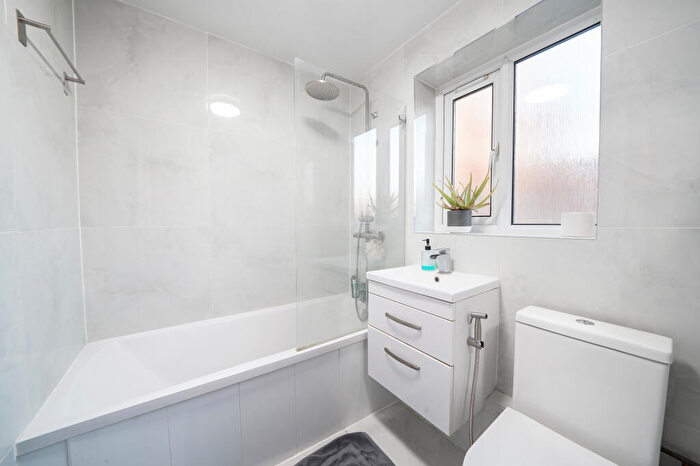 2 Bedroom Flat To Rent In Burnham Gardens, Croydon, CR0