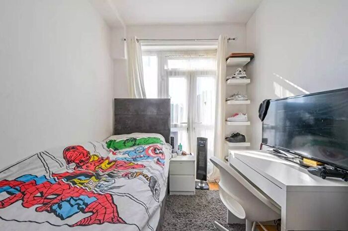 3 Bedroom Flat To Rent In Bow, E3