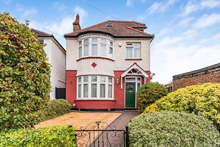 4 Bedroom Detached House For Sale In Queen Annes Grove, Enfield, EN1
