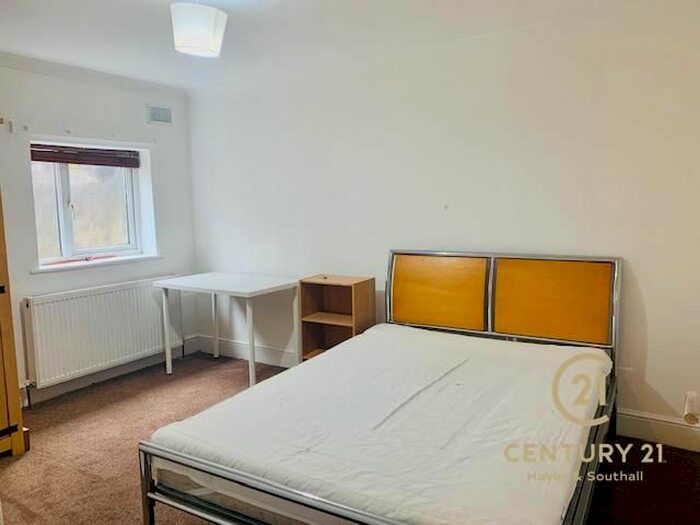 4 Bedroom Bungalow To Rent In Copperfield Avenue, Uxbridge, UB8