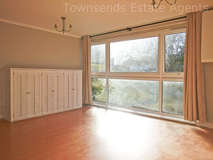 2 Bedroom Flat To Rent In Hawkesworth Close, Northwood, HA6