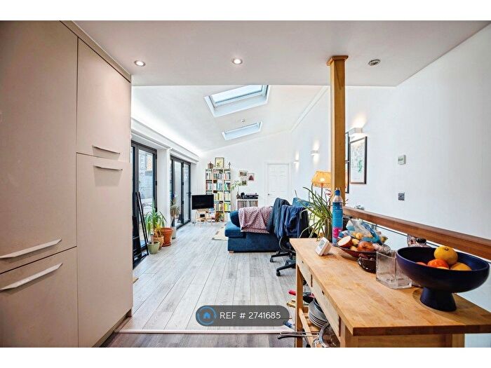 3 Bedroom Flat To Rent In East Dulwich Road, London, SE22