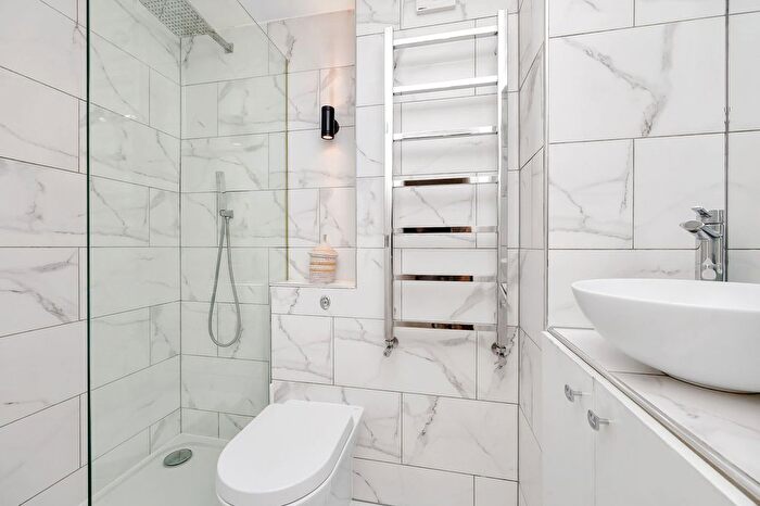 2 Bedroom Flat For Sale In Great Western Road, London, W11