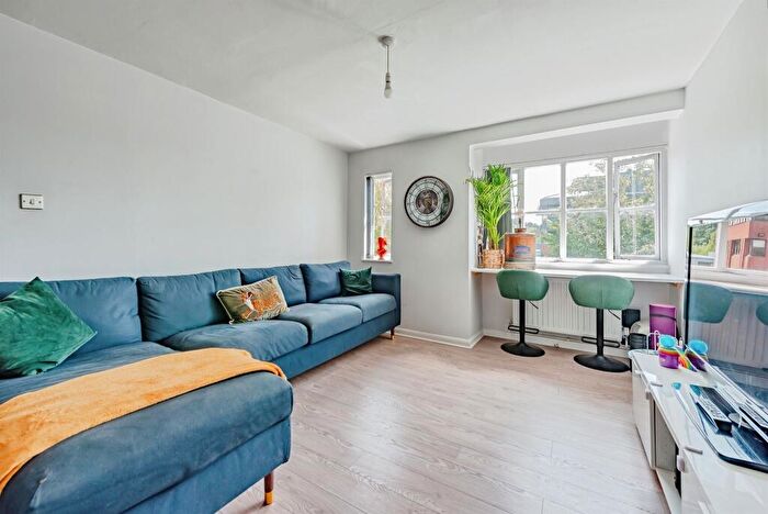 2 Bedroom Apartment For Sale In Garlands Road, Redhill, RH1