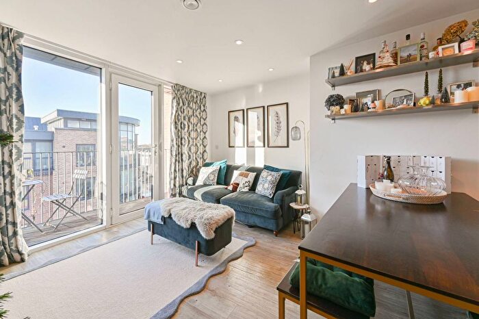 2 Bedroom Flat For Sale In Tooting High Street, Tooting Broadway, London, SW17