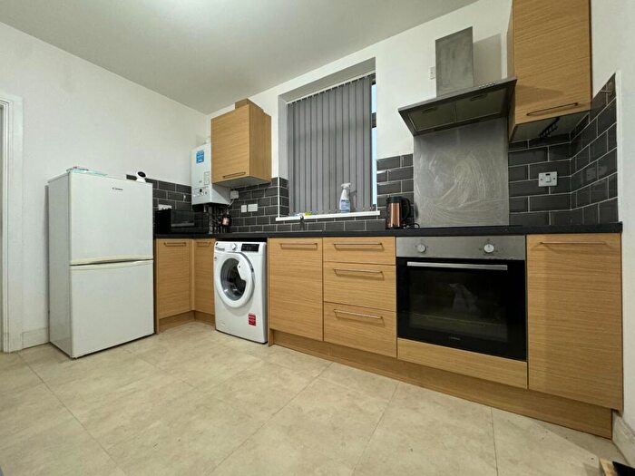 Studio To Rent In Carters Green, West Bromwich, B70