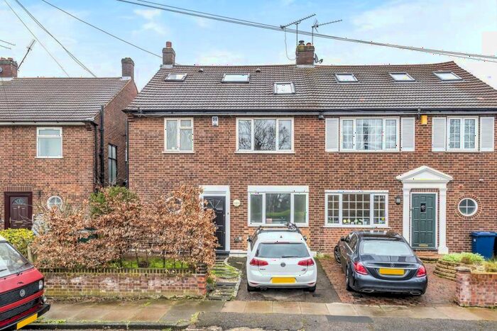 3 Bedroom House To Rent In The Causeway, London, N2