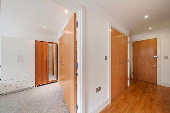2 Bedroom Flat For Sale In Drayton Park, London, N5