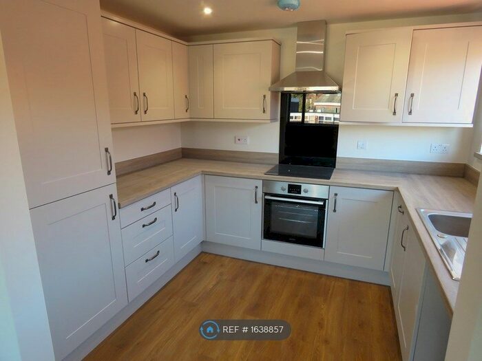 2 Bedroom Flat To Rent In Lower Blandford Road, Dorset, BH18