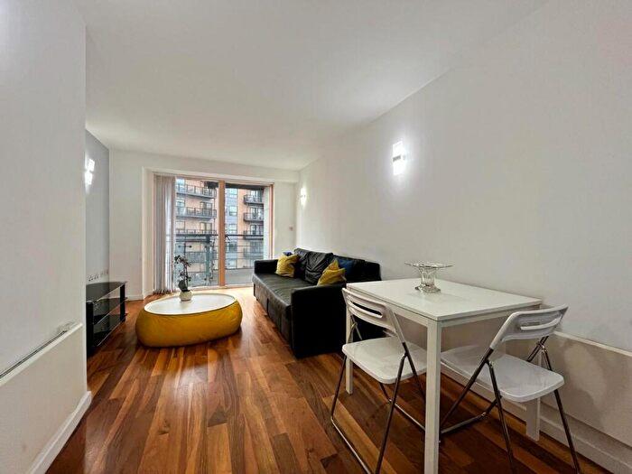 2 Bedroom Flat To Rent In Whitehall Waterfront, Riverside Way, Leeds, LS1