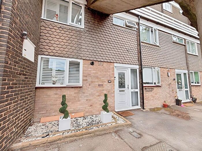 3 Bedroom Maisonette For Sale In Peartree Close, South Ockendon, RM15