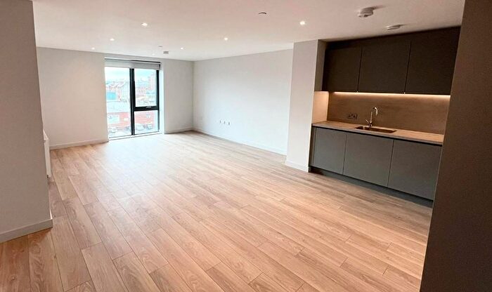 2 Bedroom Flat To Rent In Clyde Place, Glasgow, G5