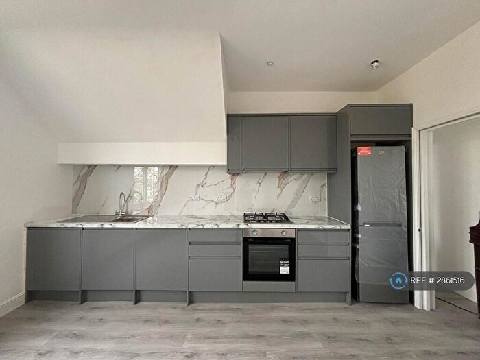 2 Bedroom Flat To Rent In Grove Road, London, NW2