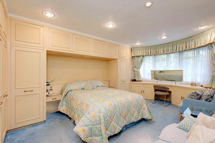 5 Bedroom Detached House For Sale In Hendon Avenue, Finchley, N3