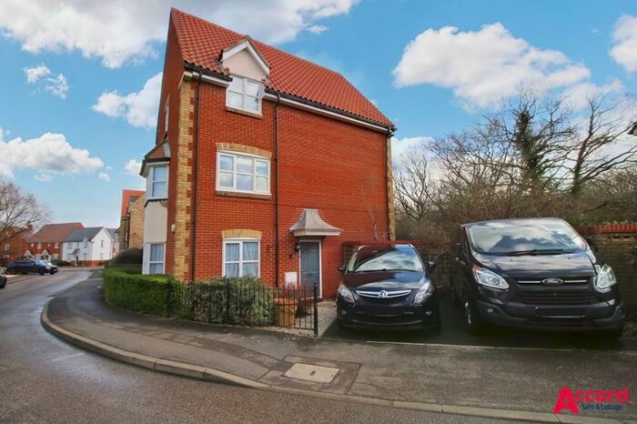 2 Bedroom Flat To Rent In Bramble Tye, Laindon, Basildon, SS15