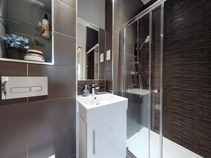 Apartment To Rent In Apt, Q One Residence #, LS2