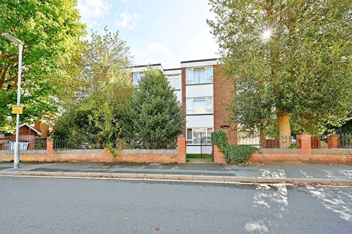 3 Bedroom Flat For Sale In Stratford Lodge, Watford, WD17
