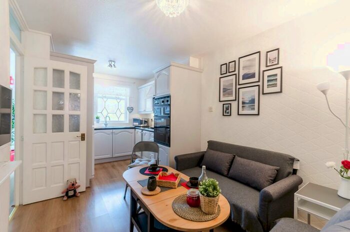 4 Bedroom Flat To Rent In Churchill Walk, Homerton, London, E9