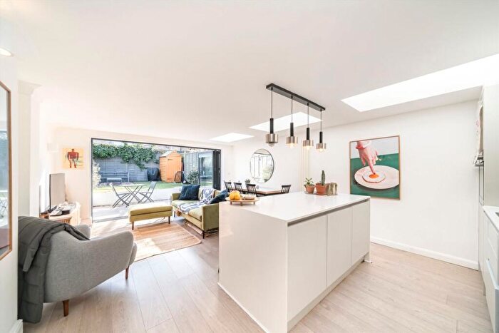 2 Bedroom Flat For Sale In Henslowe Road, East Dulwich, SE22