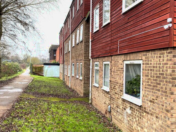 2 Bedroom Flat To Rent In Rochfords Gardens, Slough, SL2