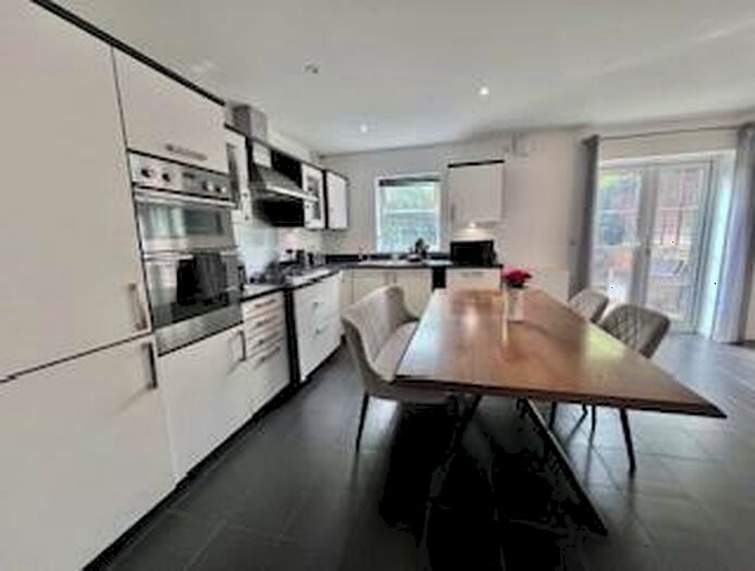 6 Bedroom Town House To Rent In Virginia Water, Surrey, GU25