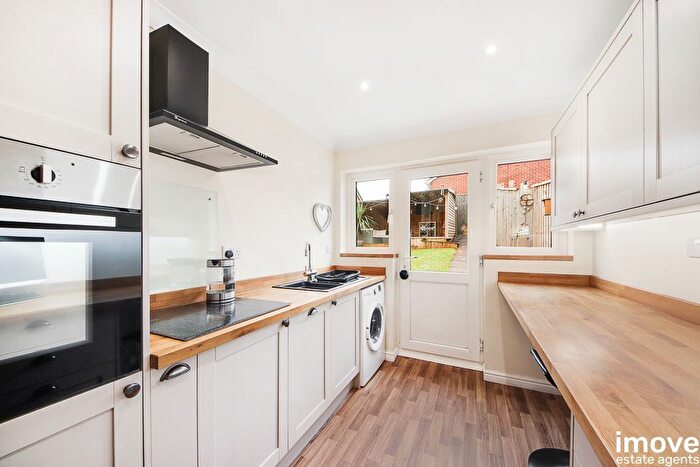 2 Bedroom Bungalow For Sale In Fowey Avenue, Torquay, TQ2