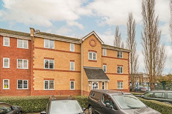 2 Bedroom Flat To Rent In Winery Lane, Kingston Upon Thames, KT1